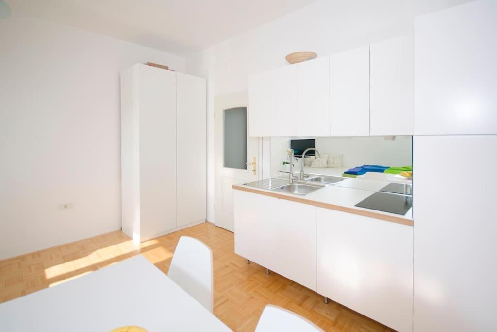 The Cute, Sunny Apartment In The Center +P Ljubljana Bagian luar foto